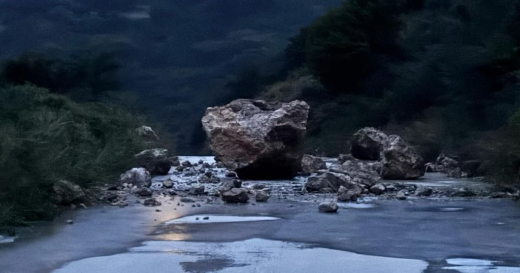 Κεφαλονιά: Πλημμύρισαν σπίτια από τις βροχές – Προβλήματα και στους δρόμους λόγω κατολίσθησης (βίντεο)