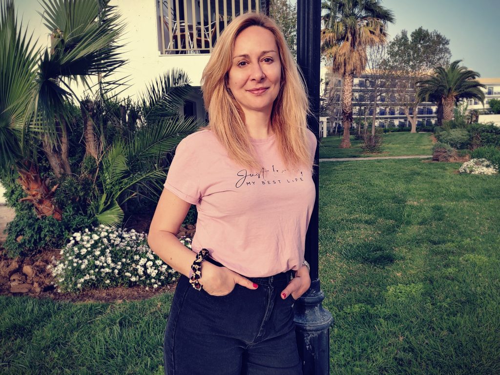 Άννα Κουτσαφτίκη: «Με έπιασε νευρικό γέλιο στη κηδεία του πατέρα μου – Το χιούμορ είναι ο μηχανισμός επιβίωσής μου»