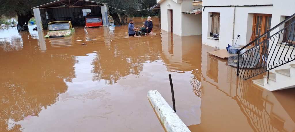 Κεφαλονιά: Κάτοικοι σε απόγνωση μετά τις πλημμύρες – Περιουσίες χάθηκαν κάτω από τόνους νερού (φωτο)