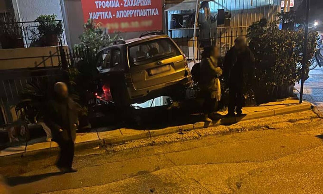 Tζιπ έπεσε σε στάση λεωφορείου στη Νέα Πεντέλη και κατέληξε σε μίνι μάρκετ – 4 τραυματίες