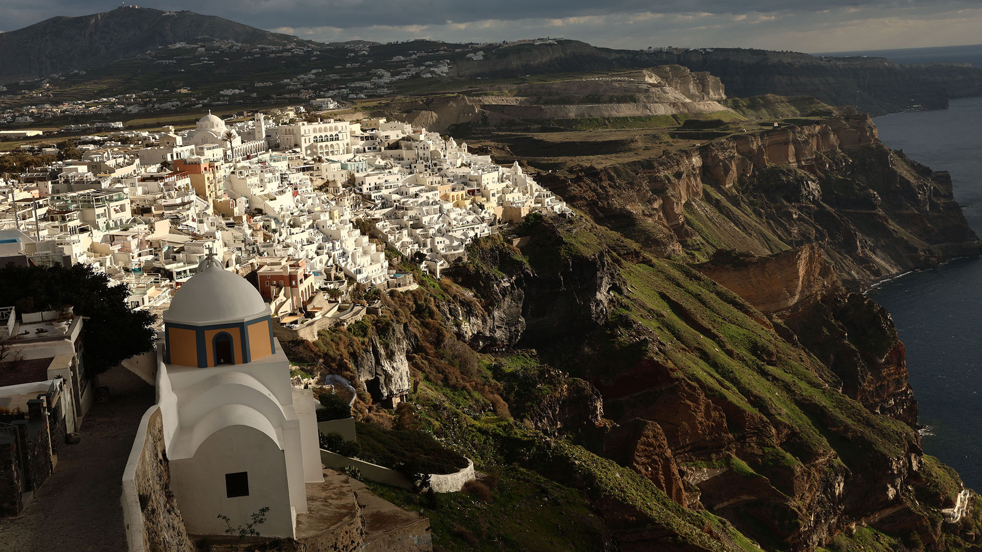 Σαντορίνη: Βίντεο από τη στιγμή που ο ισχυρός σεισμός των 5,1 Ρίχτερ «χτυπά» το νησί