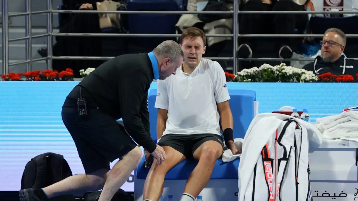 Τραυματισμός-σοκ του Χ.Μετζέντοβιτς: Παρά τον πόνο κερδίζει Σ.Τσιτσιπά και προκρίνεται στους «16» (βίντεο)