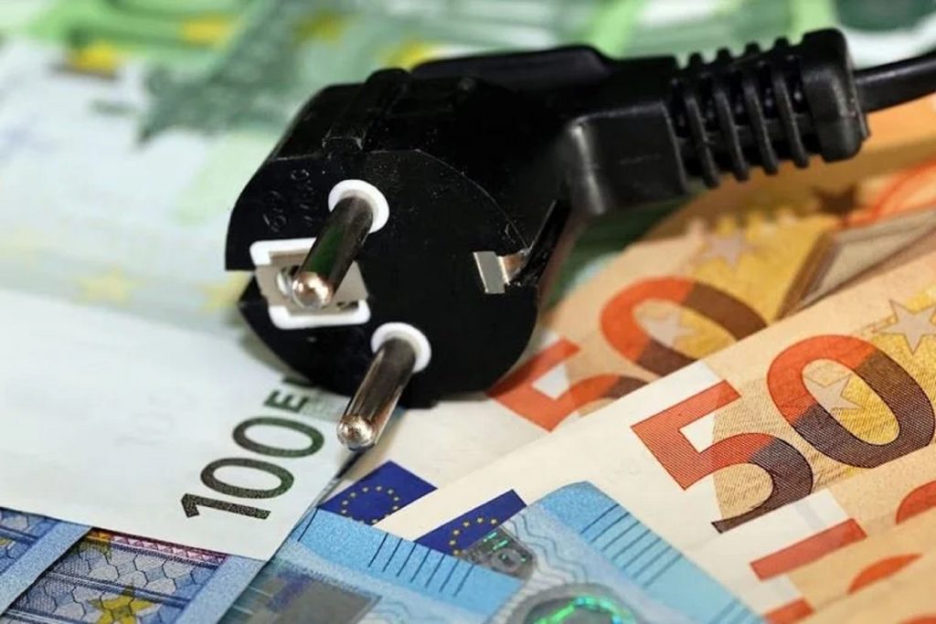 Μικρομεσαίοι επιχειρηματίες σε αναβρασμό για το κόστος του ρεύματος – Τι ισχύει για τις επιδοτήσεις