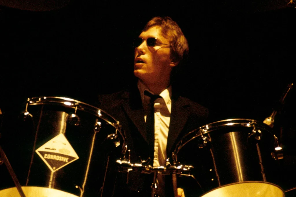 Ρικ Μπάκλερ: Έφυγε από τη ζωή σε ηλικία 69 ετών ο θρυλικός ντράμερ του ροκ συγκροτήματος «The Jam»