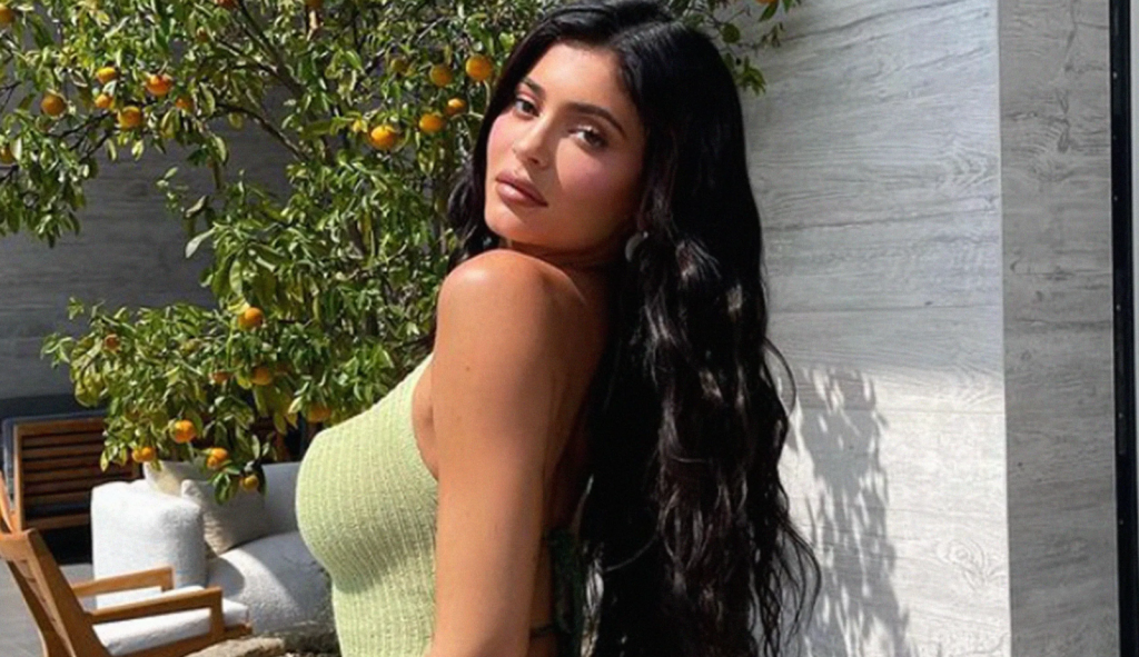 Η Κάιλι Τζένερ εμφανίστηκε πιο πληθωρική από ποτέ: «Φούντωσαν» οι φήμες περί αυξητικής στήθους (φωτο)