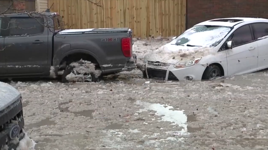 Ντιτρόιτ: Πρώτα πλημμύρισαν και μετά πάγωσαν – Περιμένουν να ανέβει η θερμοκρασία για να πάρουν τα αυτοκίνητα