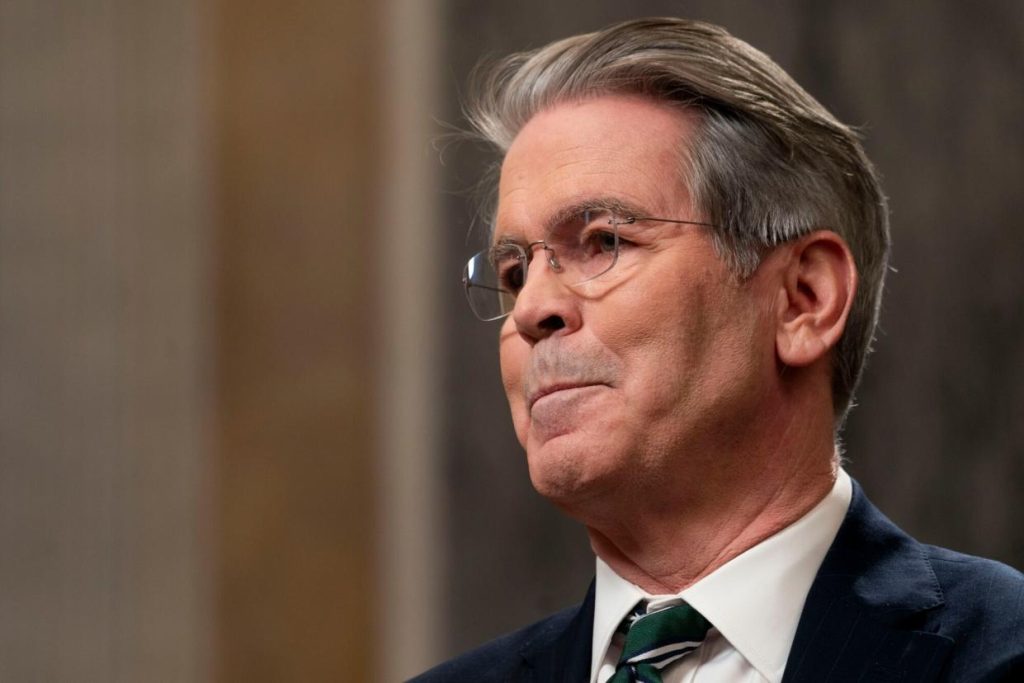 Αμερικανός ΥΠΟΙΚ Σ.Μπέσεντ: «Η κυβέρνηση Μπάιντεν συμμετείχε σε μία μεγάλη οικονομική απάτη»