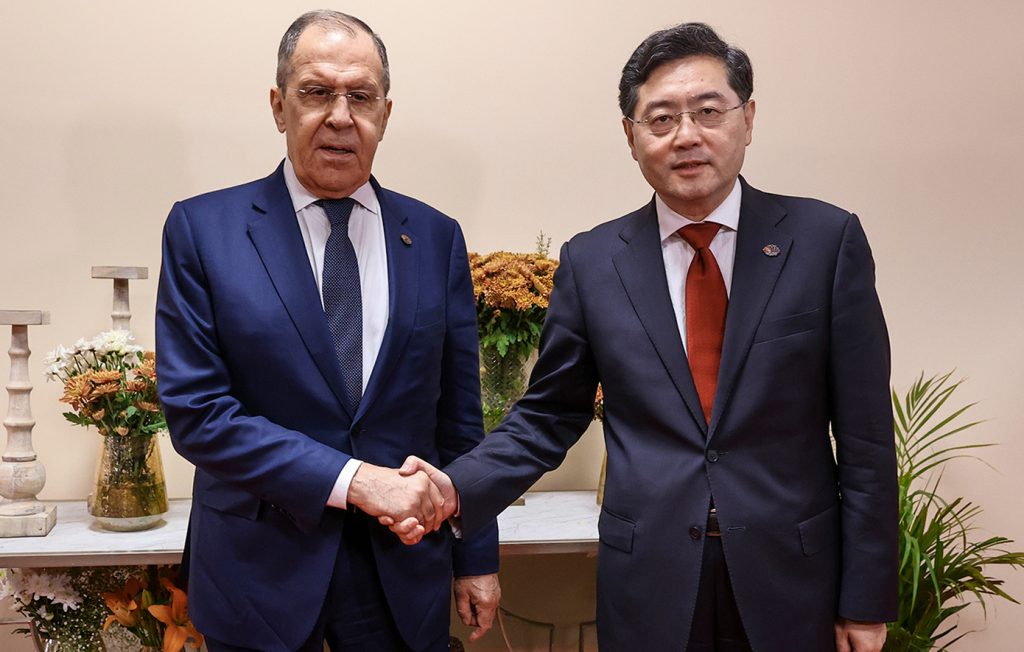 Συνάντηση Ρωσίας – Κίνας: Διάλογος υπουργών Εξωτερικών για τις σχέσεις με ΗΠΑ και την κατάσταση στην Ουκρανία