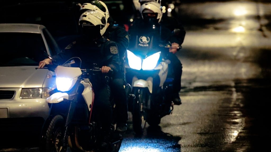 Βίαιη ενέδρα στο Μενίδι: 20 άτομα επιτίθενται σε 20χρονους με ξύλα