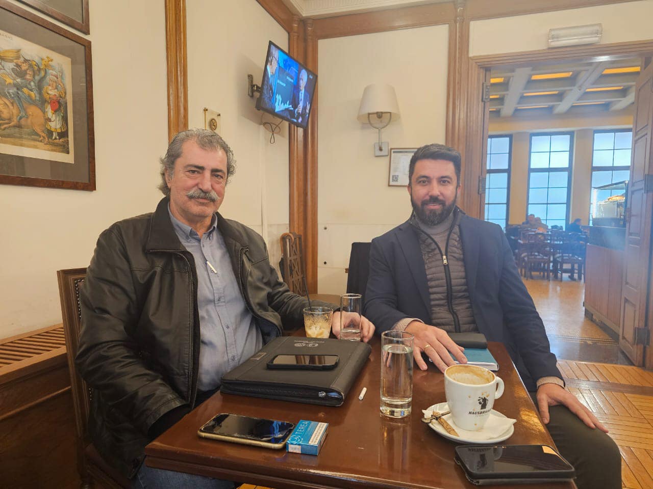 Ο «συντροφικός» καφές μεταξύ Π.Πολάκη και Φ.Οζγκιούρ και το «καρφί» από την Ν.Κασιμάτη