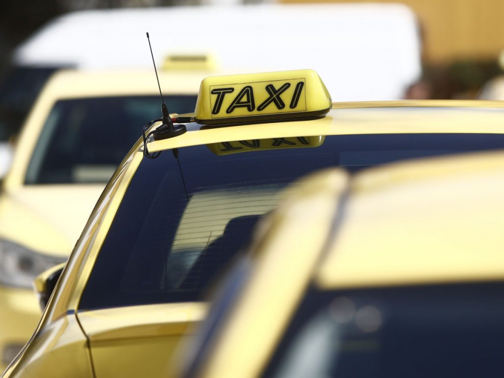 Τρίωρη στάση εργασίας ανακοίνωσαν οι ιδιοκτήτες ταξί για τις 28 Φεβρουαρίου – «Το χρωστάμε στα παιδιά που χάθηκαν»