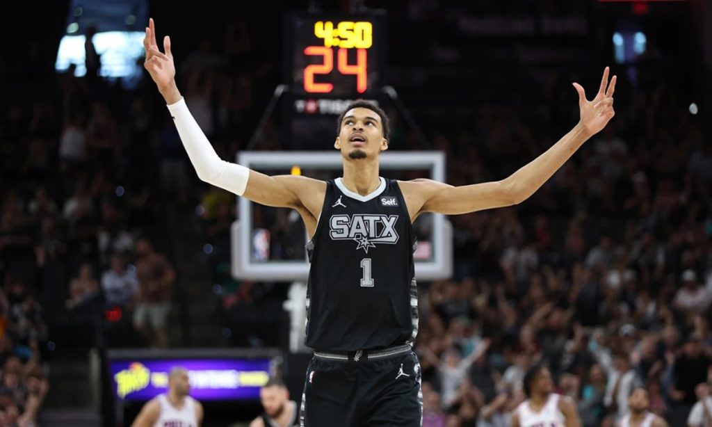 NBA: Ο Βίκτορ Γουεμπανιαμά χάνει το υπόλοιπο της σεζόν στο NBA λόγω θρόμβωσης στον ώμο