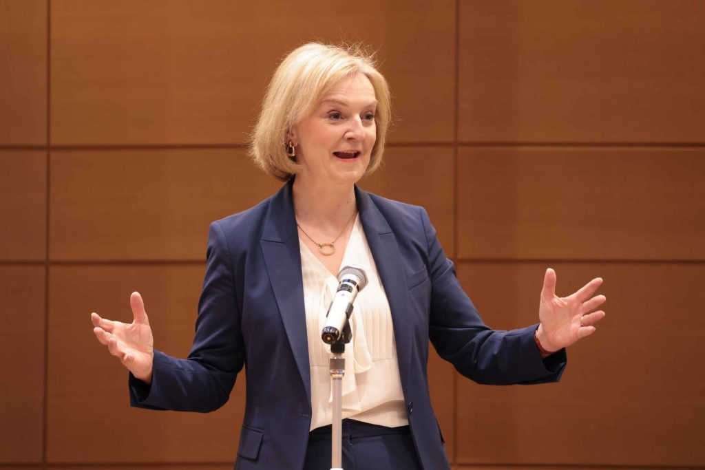 Πρώην Βρετανή πρωθυπουργός Λιζ Τρας: «Θέλουμε και εμείς μία επανάσταση τύπου Τραμπ και έναν Ε.Μασκ»
