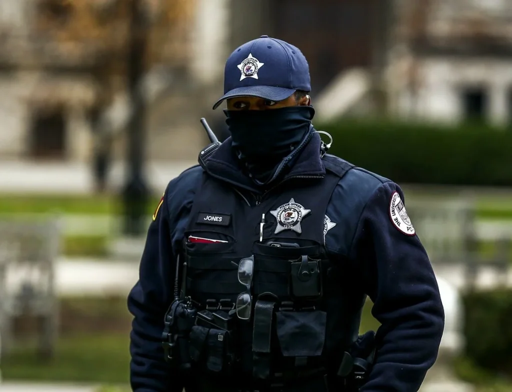 Σινσινάτι: Βίντεο από τη στιγμή που αστυνομικός αποτρέπει απόπειρα αυτοκτονίας – «Να σε πάρω μία αγκαλιά;»