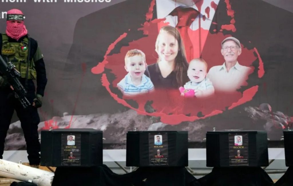 Ισραήλ: Επέστρεψε η σορός της Σίρι Μπίμπας στην οικογένειά της – «Πυρά» κατά του Μ.Νενατανιάχου