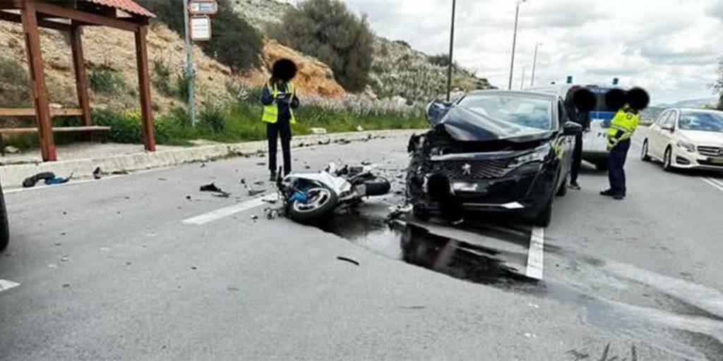 Βάρκιζα: ΙΧ συγκρούστηκε με μοτοσικλέτα – Δείτε φωτογραφίες