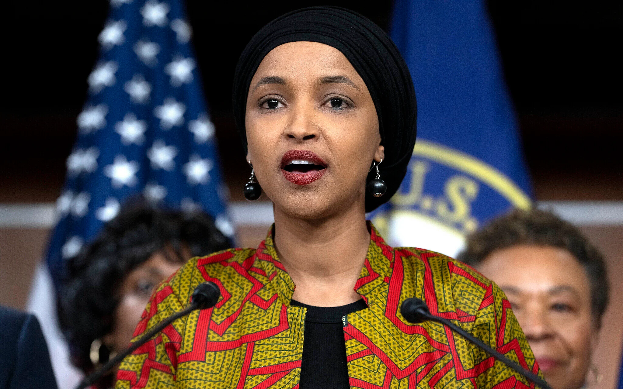 Η βουλευτής των Δημοκρατικών Ιλχάν Όμαρ αποκαλεί τους Αμερικανούς «πανηλίθιους» γιατί δεν ψήφισαν την Κ.Χάρις!