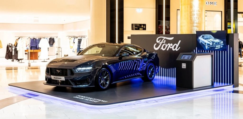 Δείτε την Ford Mustang Dark Horse στο Golden Hall