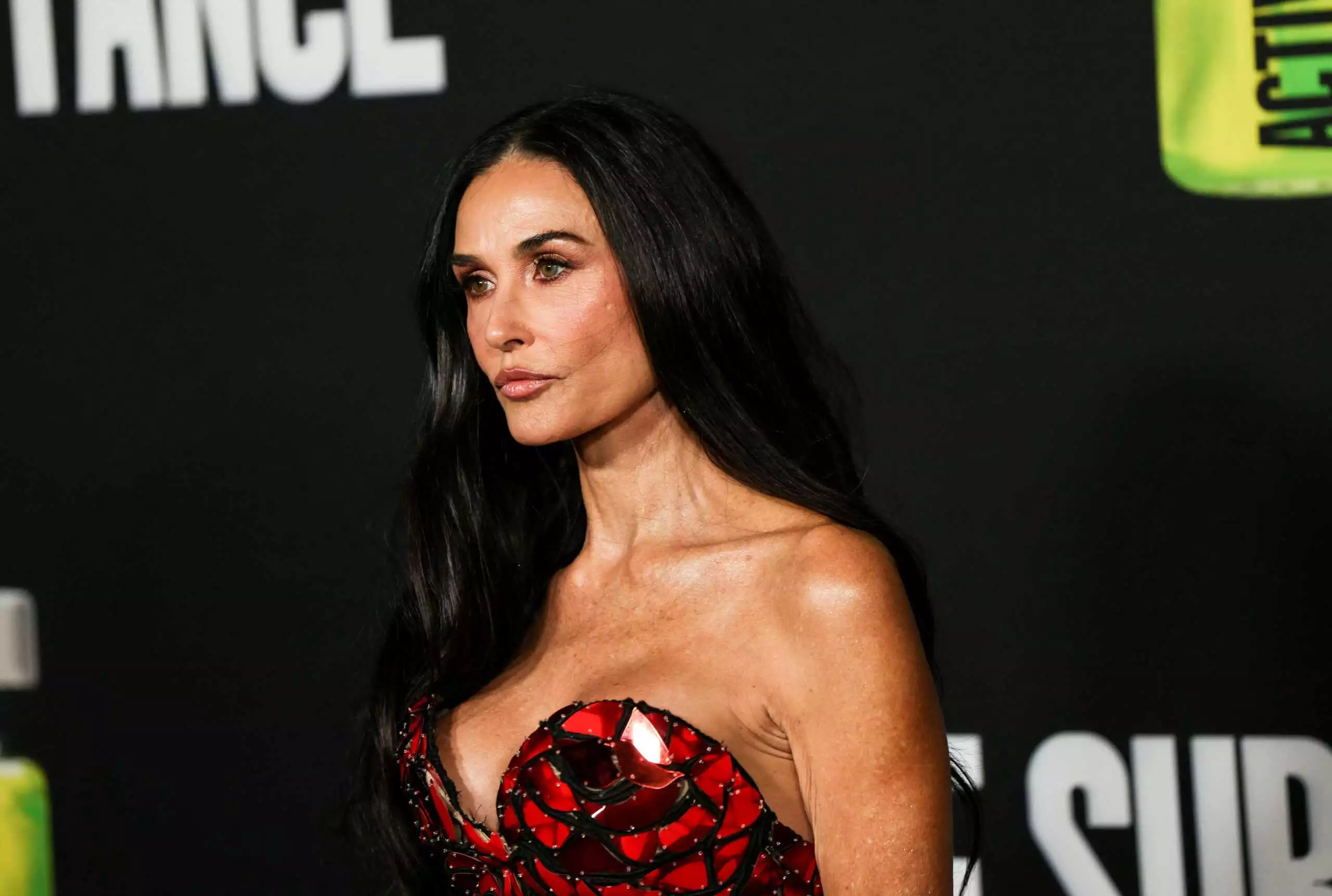 Η εντυπωσιακή εμφάνιση της Ντέμι Μουρ στα βραβεία SAG (φωτο)