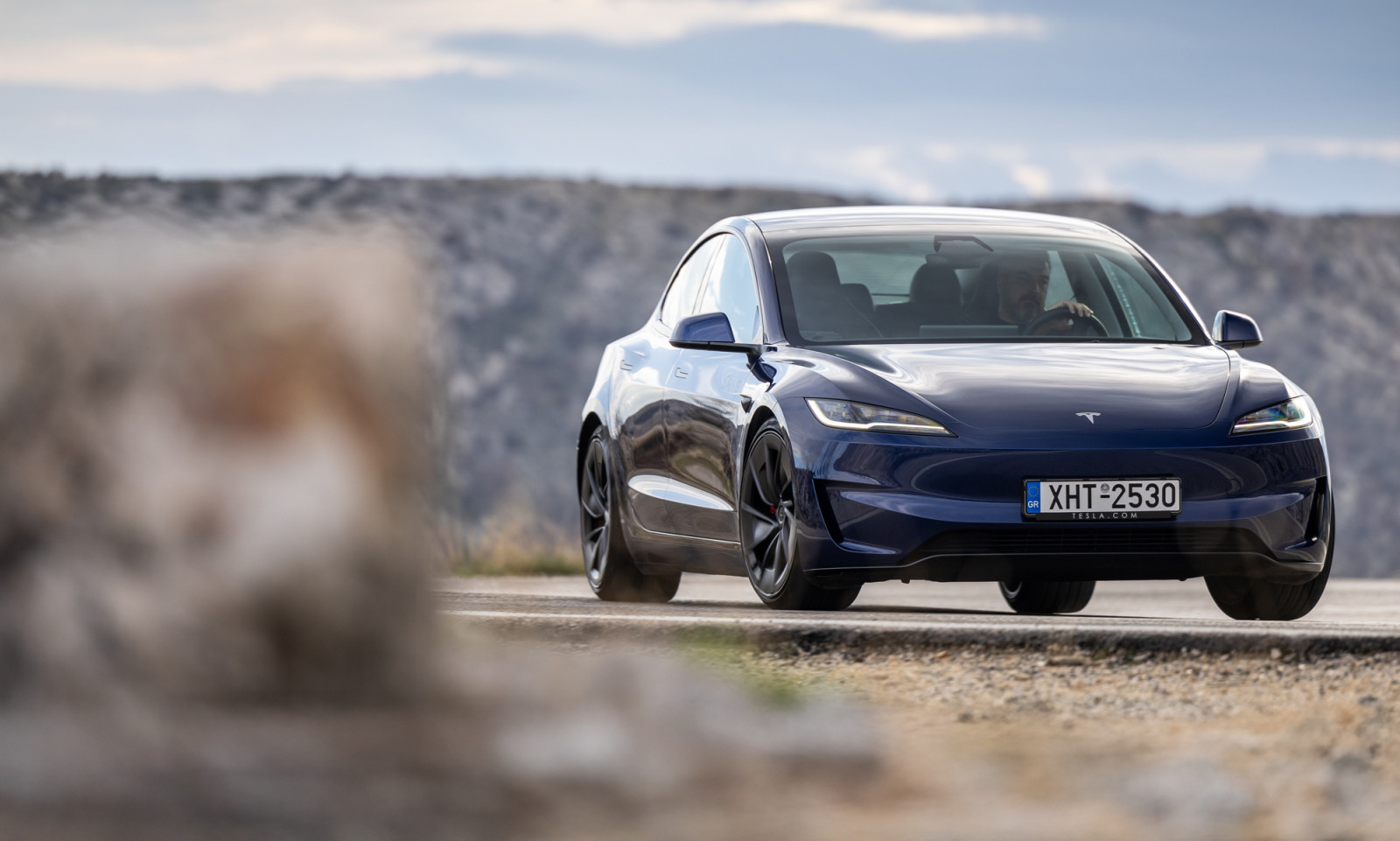 Δοκιμάζουμε το νέο Tesla Model 3 Performance