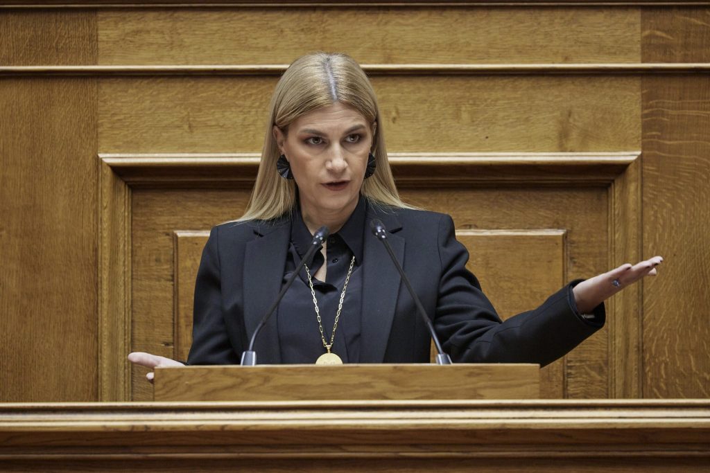 Άγνωστοι πέταξαν μπογιές στο πολιτικό γραφείο της Σ.Βολουδάκη στα Χανιά (φωτο)