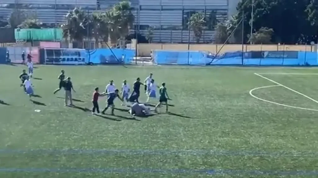 Μάλαγα: Ποδοσφαιριστής κλωτσάει στο κεφάλι τον αντίπαλο προπονητή – Βίντεο ντοκουμέντο 