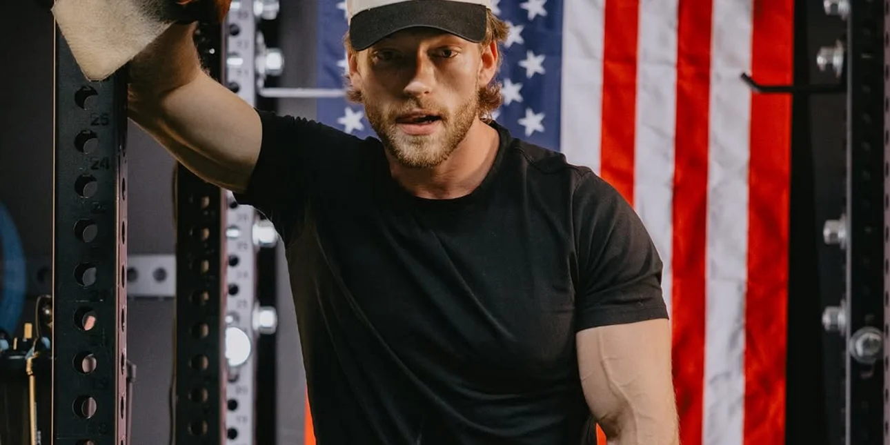 Έσπασε το παγκόσμιο ρεκόρ με 10.001 έλξεις σε 24 ώρες – «Την άκουσαν» τα χέρια του (βίντεο)