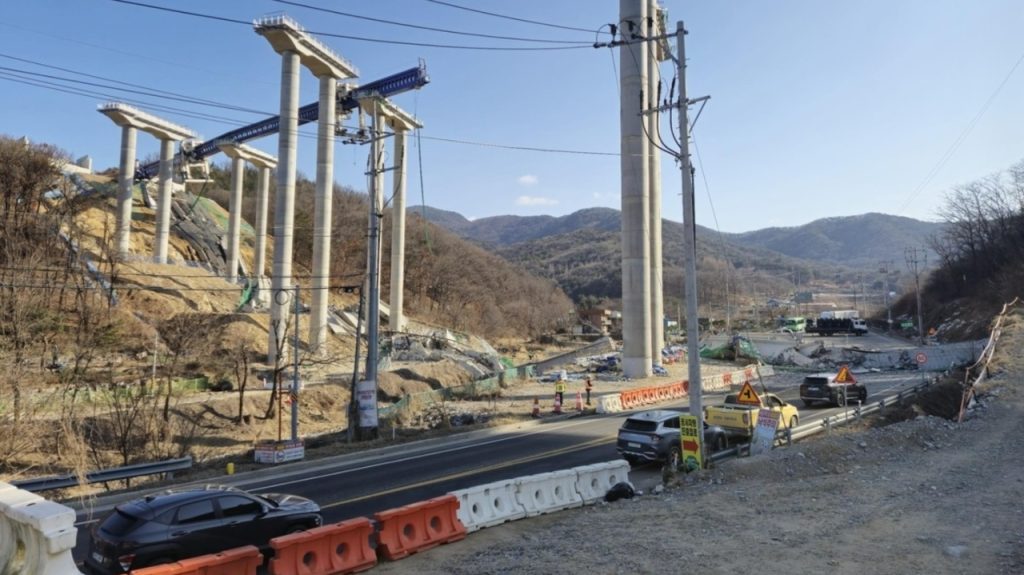 Νότια Κορέα: Τουλάχιστον 2 νεκροί και 5 τραυματίες από κατάρρευση υπερυψωμένης διάβασης σε αυτοκινητόδρομο (βίντεο)