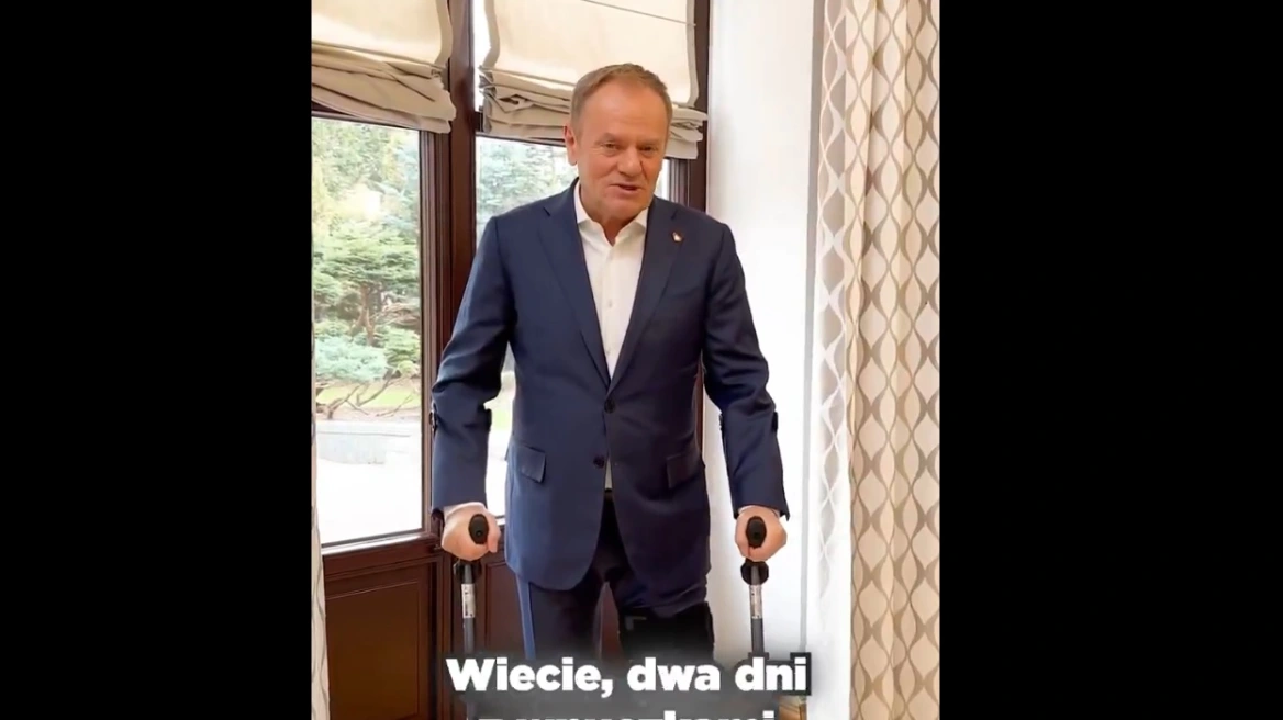 Ατύχημα στο σκι για τον Ν.Τουσκ – Έσπασε το πόδι του μπροστά στα εγγόνια του – Δείτε βίντεο