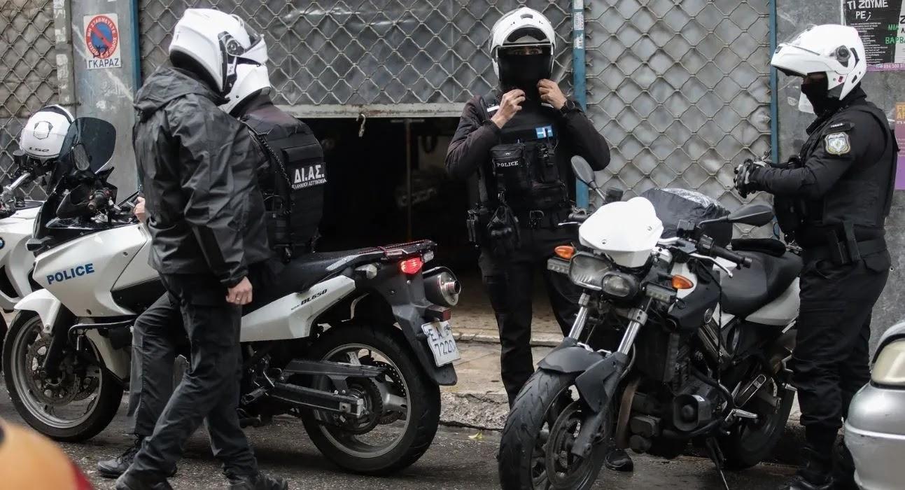 Συνελήφθησαν τρία άτομα για εμπόριο ναρκωτικών – Πάνω από 8.000 ευρώ τα χρήματα που εντόπισε η ΕΛΑΣ (φωτο)