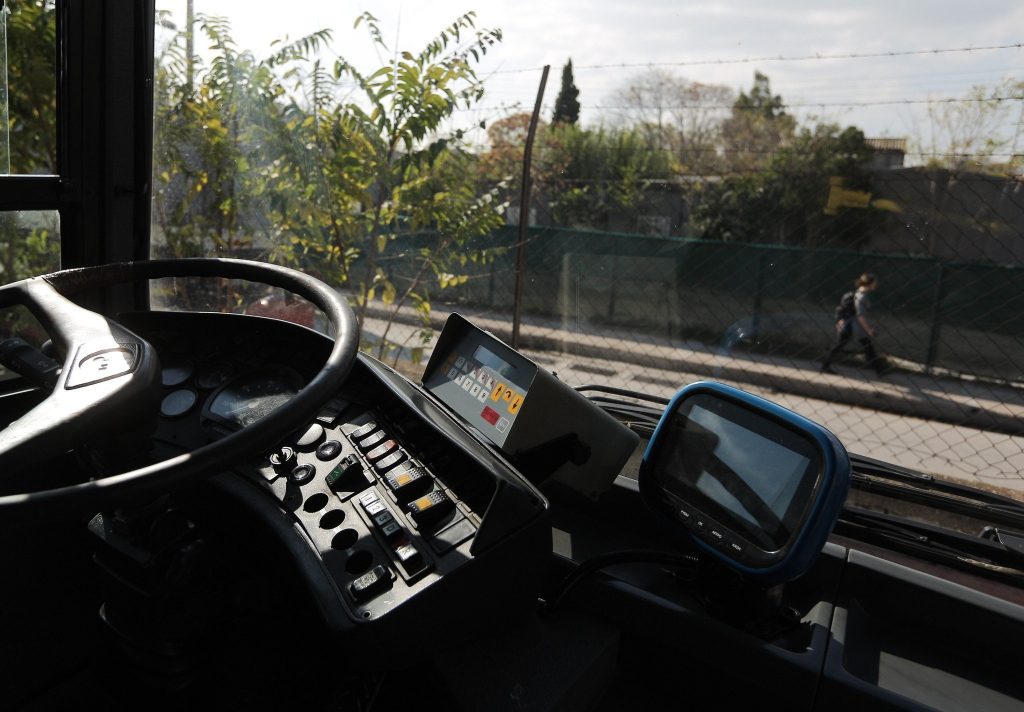 Αδιανόητο περιστατικό σε δρομολόγιο του ΟΑΣΑ: Οδηγός άφησε 12χρονο να πάρει το τιμόνι!