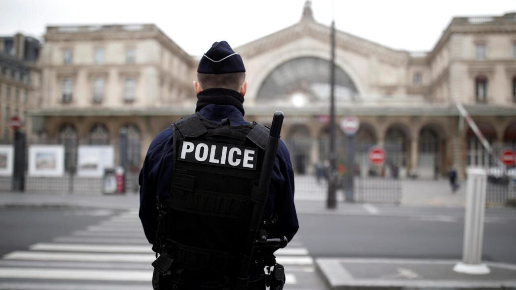 Αστυνομικοί στη Γαλλία σκότωσαν άνδρα που τους επιτέθηκε με μαχαίρι