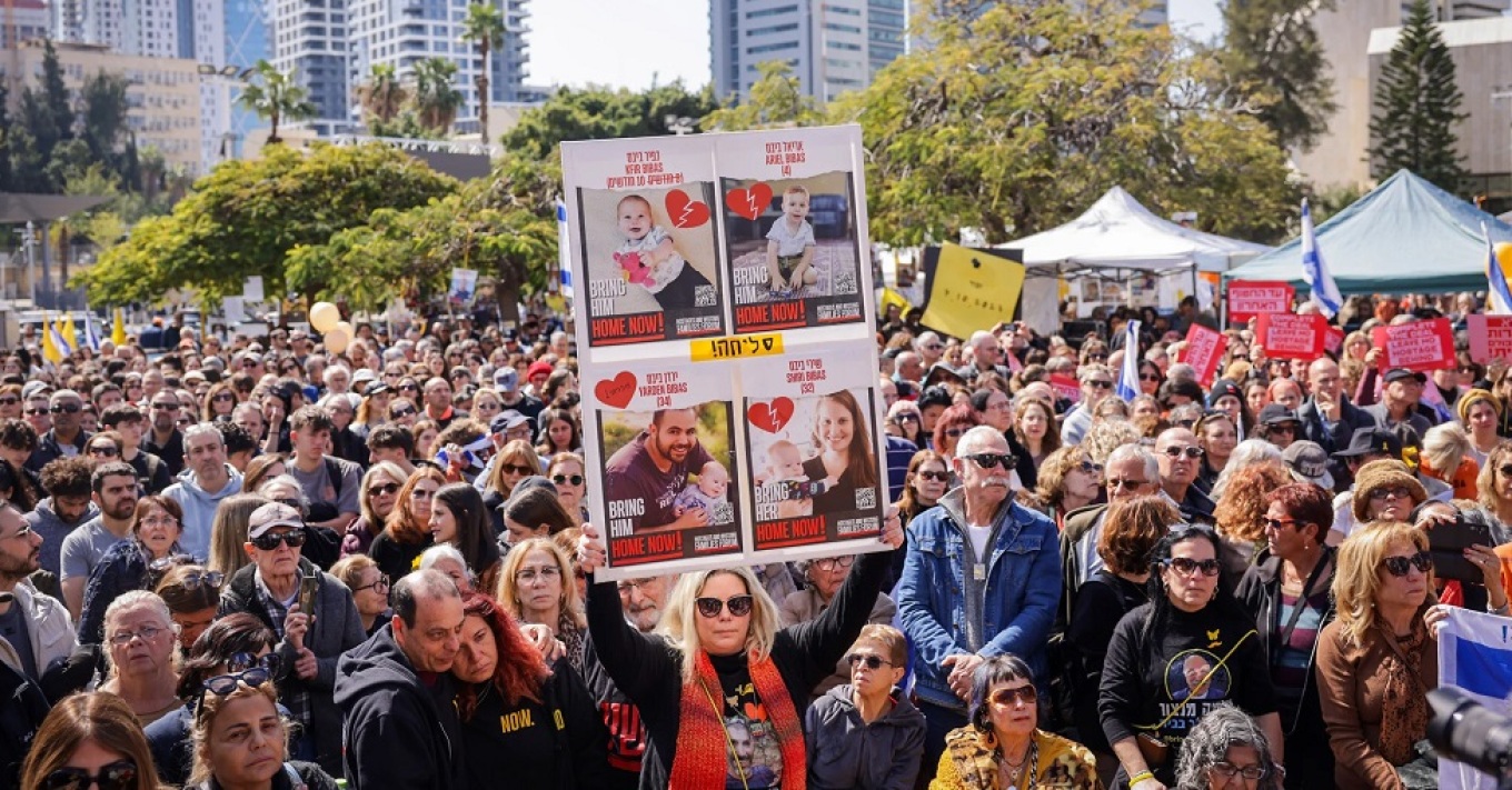 Ισραήλ: Λαοθάλασσα στην κηδεία της Σίρι Μπίμπας και των 2 παιδιών της – «Φονιάδες θα το πληρώσετε» (βίντεο)