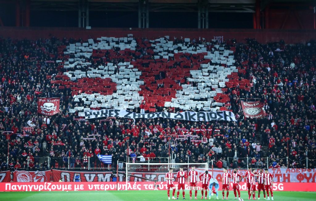 Ολυμπιακός – ΑΕΚ: Κορεό για το έγκλημα στα Τέμπη στο γήπεδο «Γ.Καραϊσκάκης» (φωτο)