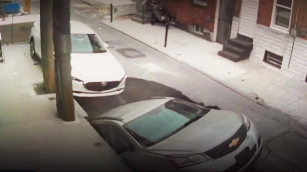 ΗΠΑ: Βίντεο από τη στιγμή που τεράστια τρύπα σε δρόμο «καταπίνει» αυτοκίνητο