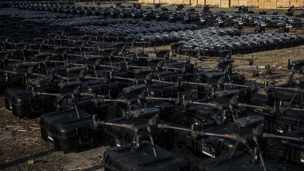 Δείτε τον «πύργο» από τα εκατοντάδες διαλυμένα drones του ουκρανικού στρατού που έδωσαν στη δημοσιότητα οι Ρώσοι