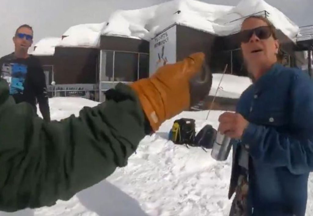 Ιάπωνας είδε ζευγάρι να καπνίζει σε χιονοδρομικό κέντρο και εξαγριώθηκε- Δείτε το viral βίντεο