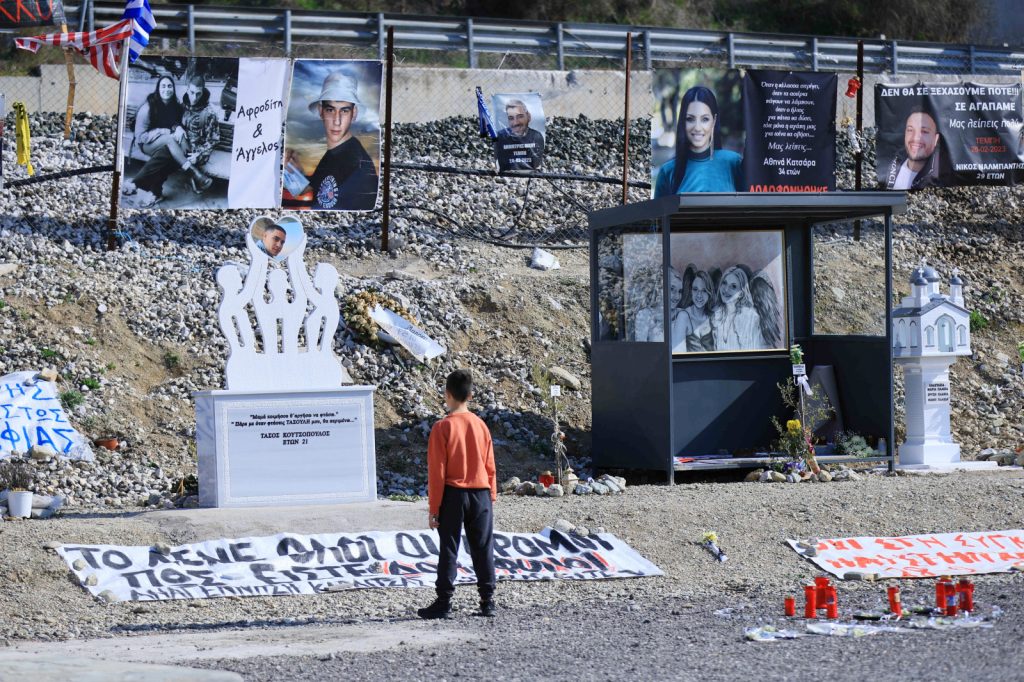 «Δεν μπορούμε να ξεχάσουμε» – Συγκίνηση στο τρισάγιο για το έγκλημα των Τεμπών από τους μηχανοδηγούς