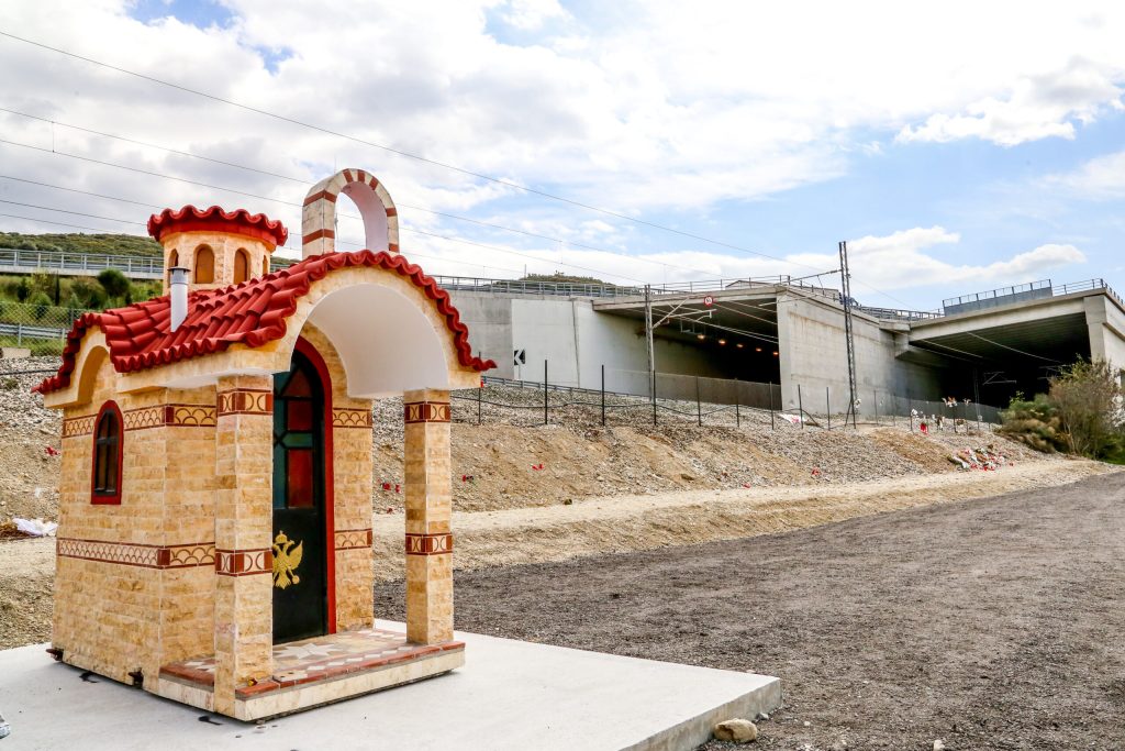 «Δεν έχω οξυγόνο»: Το πανό που «άπλωσαν» φοιτητές στις σκάλες του Αγίου Νικολάου για το έγκλημα των Τεμπών (φωτο)