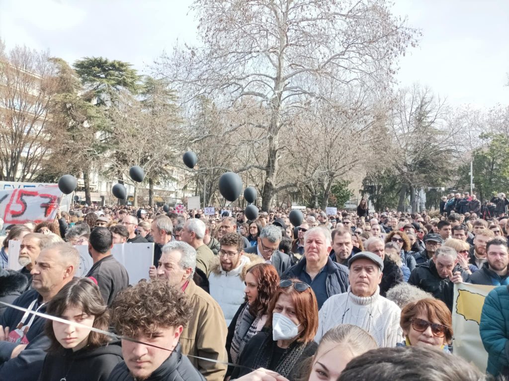 Τέμπη: Νέκρωσε η αγορά στις Σέρρες – Χιλιάδες πολίτες στην πλατεία Ελευθερίας – Δείτε εικόνες και βίντεο