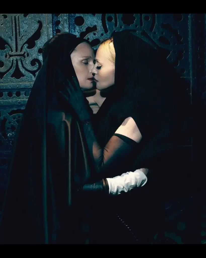 Η Μαντόνα προκαλεί ξανά: Το φιλί με την καλόγρια -Δείτε την φωτογράφιση που «κολάζει»