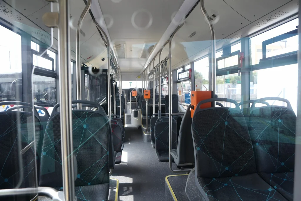 Λεωφορείο του ΟΑΣΘ προσέκρουσε σε τοίχο και σταθμευμένο φορτηγάκι – Εικόνες από το σοκαριστικό τροχαίο