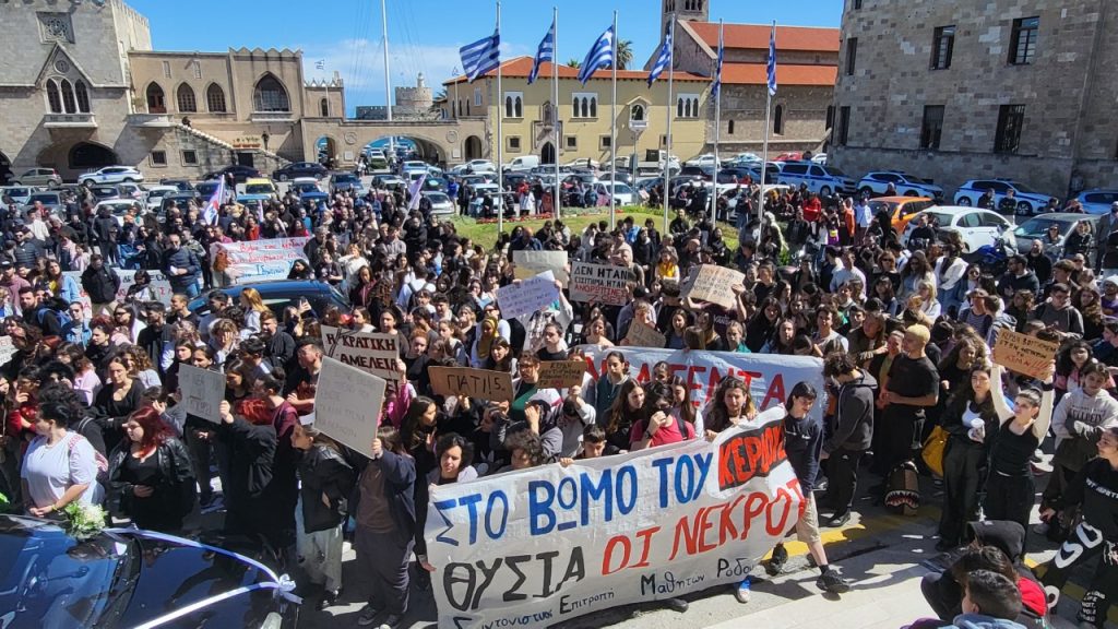 Έγκλημα στα Τέμπη: Πλήθος κόσμου στις συγκεντρώσεις στα Δωδεκάνησα