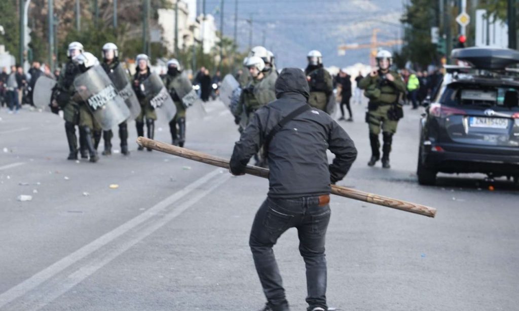 Κοντοκουρεμένοι και γυμνασμένοι παρακρατικοί με στιλ μπράβων της νύχτας, υποδύονται τους… αναρχικούς! (βίντεο)