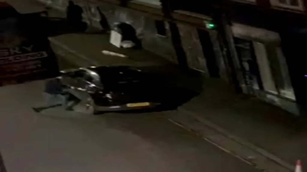 Βρετανός αλήτης έσπασε ηλεκτρικό αυτοκίνητο της VOLVO για να διαμαρτυρηθεί για τα TESLA! (video)