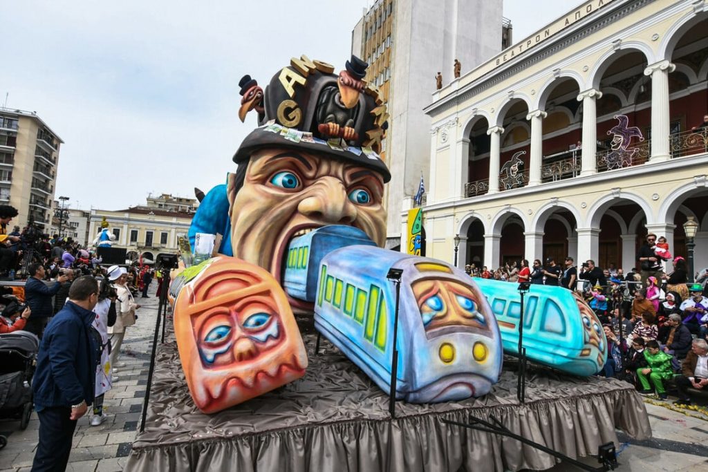 Κάηκε ο Βασιλιάς Καρνάβαλος στην Πάτρα – 10 +1 εικόνες από τη μεγάλη παρέλαση