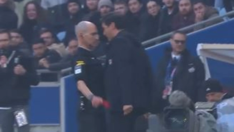 Έξαλλος ο Φονσέκα: Από τον πάγκο στο… πρόσωπο του διαιτητή!