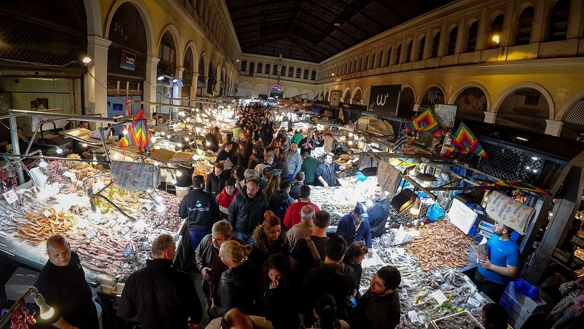 Βαρβάκειος αγορά: Το αδιαχώρητο στην ολονύχτια εξυπηρέτηση των πολιτών – Ατελείωτες ουρές