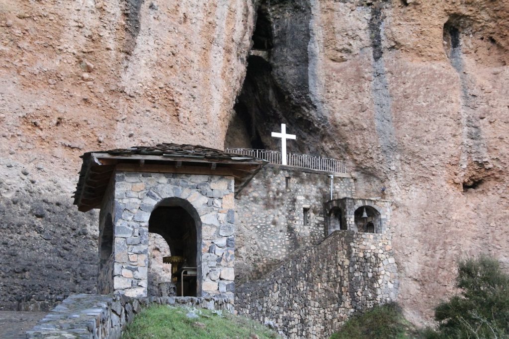 Κορινθία: O θρύλος για το τάμα πίσω από το εκκλησάκι της Παναγίας του Βράχου (βίντεο)