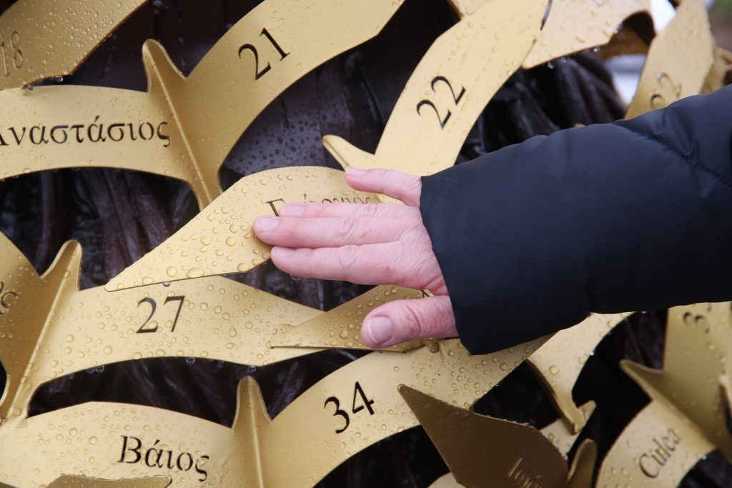 «Δέντρο της Μνήμης»: Δείτε εικόνες από τα αποκαλυπτήρια του μνημείου για τα θύματα των Τεμπών στη Θεσσαλονίκη